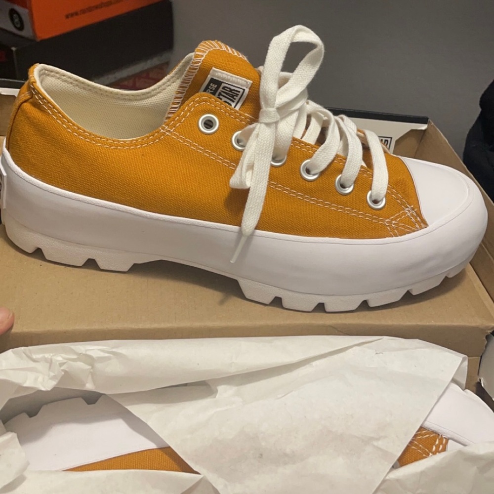 Lug sole converse, brand new never worn, women’s size 8, mustard color